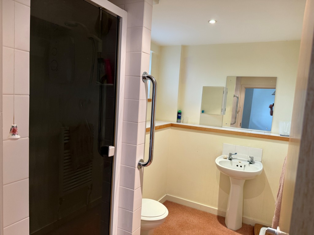 Lot: 130 - TWO-BEDROOM GROUND FLOOR FLAT IN NEED OF UPDATING CLOSE TO SEAFRONT - En suite shower with sink and WC